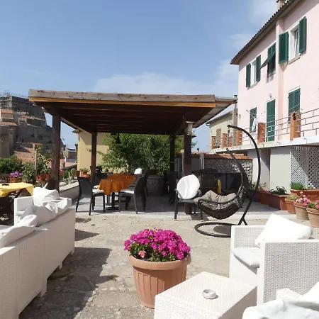 - Alloggi Mario & Marta Guest house Giglio Castello